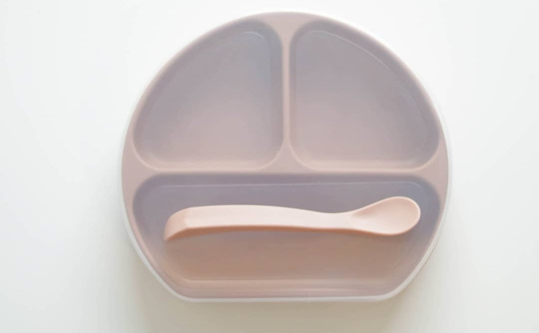 Silicone Suction Plate w/ Lid & Spoon -Coral